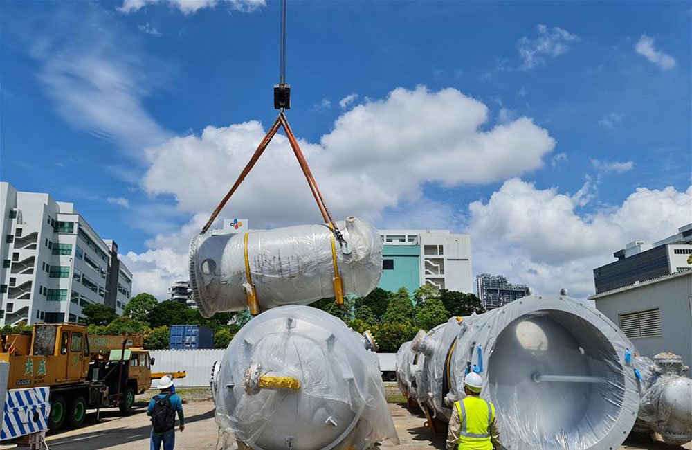 Heavy lifting cargo at open yard